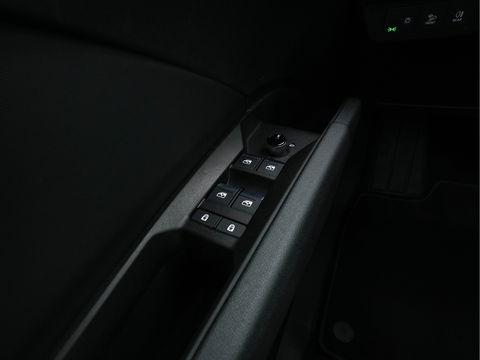 Audi Q4 e-tron 40 Launch edition S Competition 77 kWh [ 3-Fase ] {SOH-90%} (INCL.BTW) *HEAT-PUMP | PANO | HEAD-UP | LEATHER-FABRIC | MATRIX-LED | SONOS-SOUND | ADAPTIVE-CRUISE | HEATED-SPORTSEATS | AMBIENT-LIGHT | DIGI-COCKPIT | CAMERA | KEYLESS | DAB+ | NAVI-FULLMA