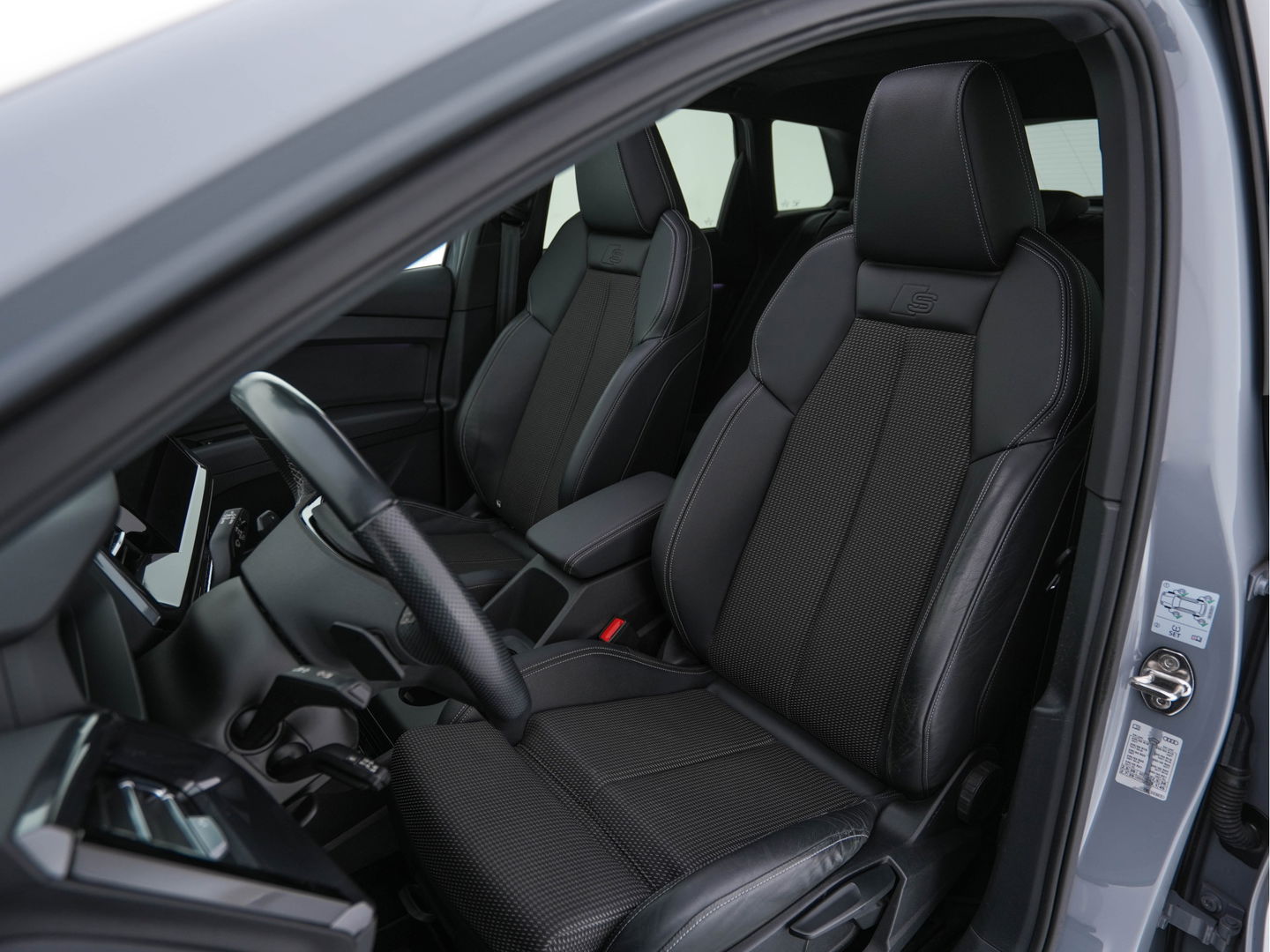 Audi Q4 e-tron 40 Launch edition S Competition 77 kWh [ 3-Fase ] {SOH-90%} (INCL.BTW) *HEAT-PUMP | PANO | HEAD-UP | LEATHER-FABRIC | MATRIX-LED | SONOS-SOUND | ADAPTIVE-CRUISE | HEATED-SPORTSEATS | AMBIENT-LIGHT | DIGI-COCKPIT | CAMERA | KEYLESS | DAB+ | NAVI-FULLMA