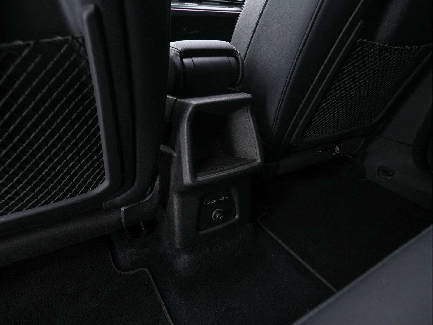 Audi Q4 e-tron 40 Launch edition S Competition 77 kWh [ 3-Fase ] {SOH-90%} (INCL.BTW) *HEAT-PUMP | PANO | HEAD-UP | LEATHER-FABRIC | MATRIX-LED | SONOS-SOUND | ADAPTIVE-CRUISE | HEATED-SPORTSEATS | AMBIENT-LIGHT | DIGI-COCKPIT | CAMERA | KEYLESS | DAB+ | NAVI-FULLMA