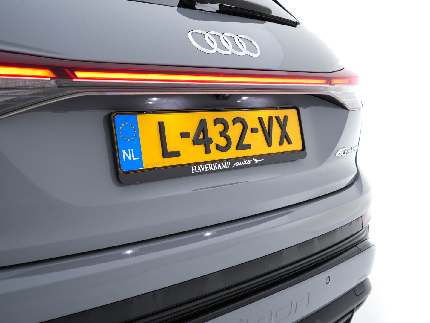 Audi Q4 e-tron 40 Launch edition S Competition 77 kWh [ 3-Fase ] {SOH-90%} (INCL.BTW) *HEAT-PUMP | PANO | HEAD-UP | LEATHER-FABRIC | MATRIX-LED | SONOS-SOUND | ADAPTIVE-CRUISE | HEATED-SPORTSEATS | AMBIENT-LIGHT | DIGI-COCKPIT | CAMERA | KEYLESS | DAB+ | NAVI-FULLMA