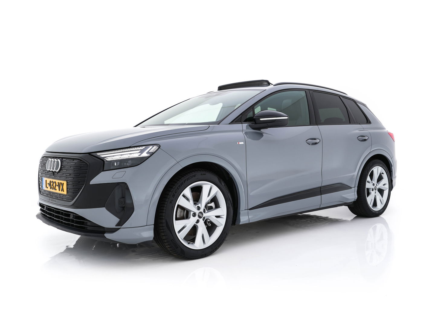 Audi Q4 e-tron 40 Launch edition S Competition 77 kWh [ 3-Fase ] {SOH-90%} (INCL.BTW) *HEAT-PUMP | PANO | HEAD-UP | LEATHER-FABRIC | MATRIX-LED | SONOS-SOUND | ADAPTIVE-CRUISE | HEATED-SPORTSEATS | AMBIENT-LIGHT | DIGI-COCKPIT | CAMERA | KEYLESS | DAB+ | NAVI-FULLMA