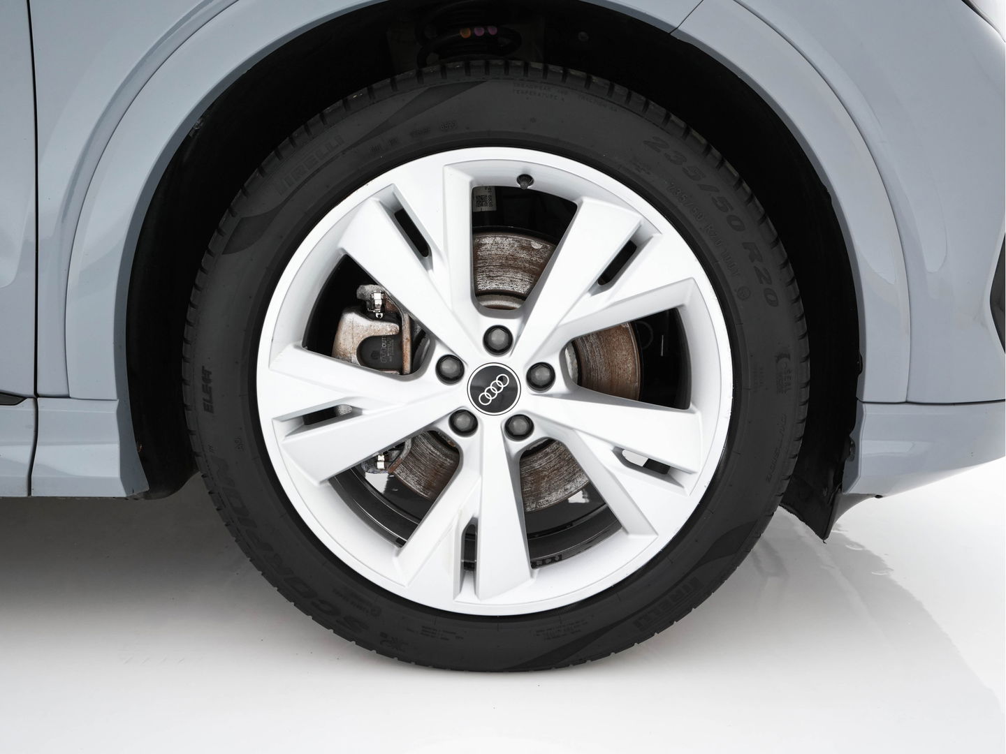 Audi Q4 e-tron 40 Launch edition S Competition 77 kWh [ 3-Fase ] {SOH-90%} (INCL.BTW) *HEAT-PUMP | PANO | HEAD-UP | LEATHER-FABRIC | MATRIX-LED | SONOS-SOUND | ADAPTIVE-CRUISE | HEATED-SPORTSEATS | AMBIENT-LIGHT | DIGI-COCKPIT | CAMERA | KEYLESS | DAB+ | NAVI-FULLMA