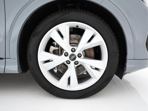 Audi Q4 e-tron 40 Launch edition S Competition 77 kWh [ 3-Fase ] {SOH-90%} (INCL.BTW) *HEAT-PUMP | PANO | HEAD-UP | LEATHER-FABRIC | MATRIX-LED | SONOS-SOUND | ADAPTIVE-CRUISE | HEATED-SPORTSEATS | AMBIENT-LIGHT | DIGI-COCKPIT | CAMERA | KEYLESS | DAB+ | NAVI-FULLMA