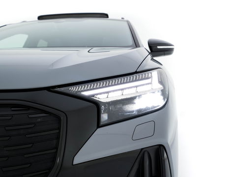 Audi Q4 e-tron 40 Launch edition S Competition 77 kWh [ 3-Fase ] {SOH-90%} (INCL.BTW) *HEAT-PUMP | PANO | HEAD-UP | LEATHER-FABRIC | MATRIX-LED | SONOS-SOUND | ADAPTIVE-CRUISE | HEATED-SPORTSEATS | AMBIENT-LIGHT | DIGI-COCKPIT | CAMERA | KEYLESS | DAB+ | NAVI-FULLMA