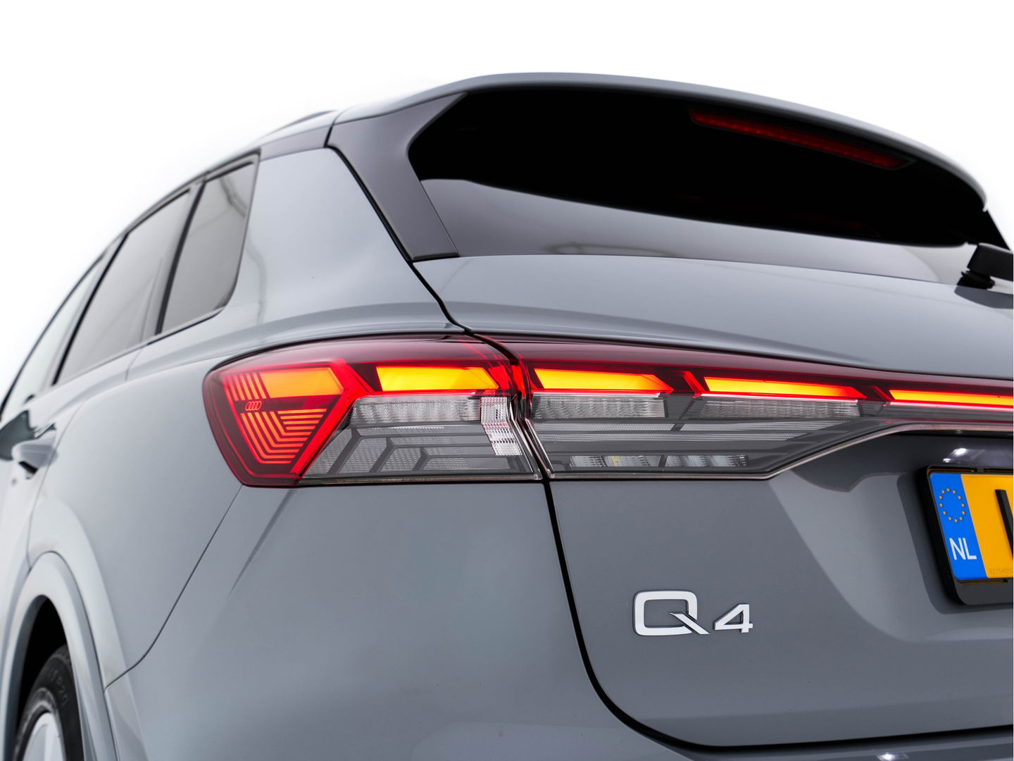 Audi Q4 e-tron 40 Launch edition S Competition 77 kWh [ 3-Fase ] {SOH-90%} (INCL.BTW) *HEAT-PUMP | PANO | HEAD-UP | LEATHER-FABRIC | MATRIX-LED | SONOS-SOUND | ADAPTIVE-CRUISE | HEATED-SPORTSEATS | AMBIENT-LIGHT | DIGI-COCKPIT | CAMERA | KEYLESS | DAB+ | NAVI-FULLMA