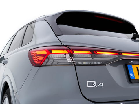 Audi Q4 e-tron 40 Launch edition S Competition 77 kWh [ 3-Fase ] {SOH-90%} (INCL.BTW) *HEAT-PUMP | PANO | HEAD-UP | LEATHER-FABRIC | MATRIX-LED | SONOS-SOUND | ADAPTIVE-CRUISE | HEATED-SPORTSEATS | AMBIENT-LIGHT | DIGI-COCKPIT | CAMERA | KEYLESS | DAB+ | NAVI-FULLMA
