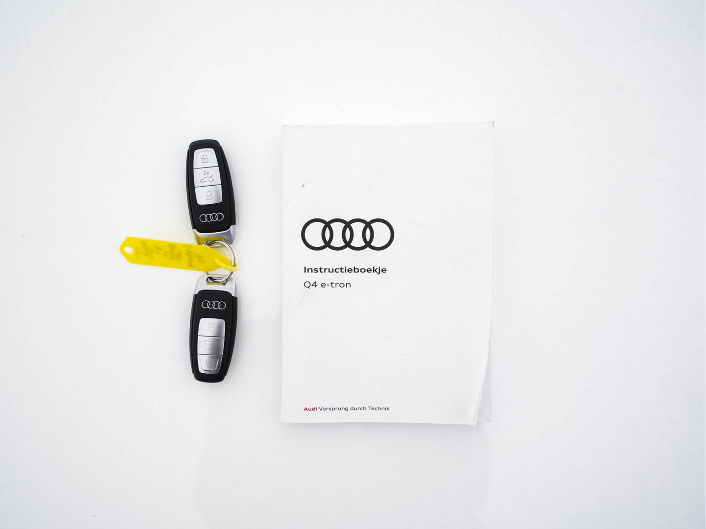 Audi Q4 e-tron 40 Launch edition S Competition 77 kWh [ 3-Fase ] {SOH-90%} (INCL.BTW) *HEAT-PUMP | PANO | HEAD-UP | LEATHER-FABRIC | MATRIX-LED | SONOS-SOUND | ADAPTIVE-CRUISE | HEATED-SPORTSEATS | AMBIENT-LIGHT | DIGI-COCKPIT | CAMERA | KEYLESS | DAB+ | NAVI-FULLMA