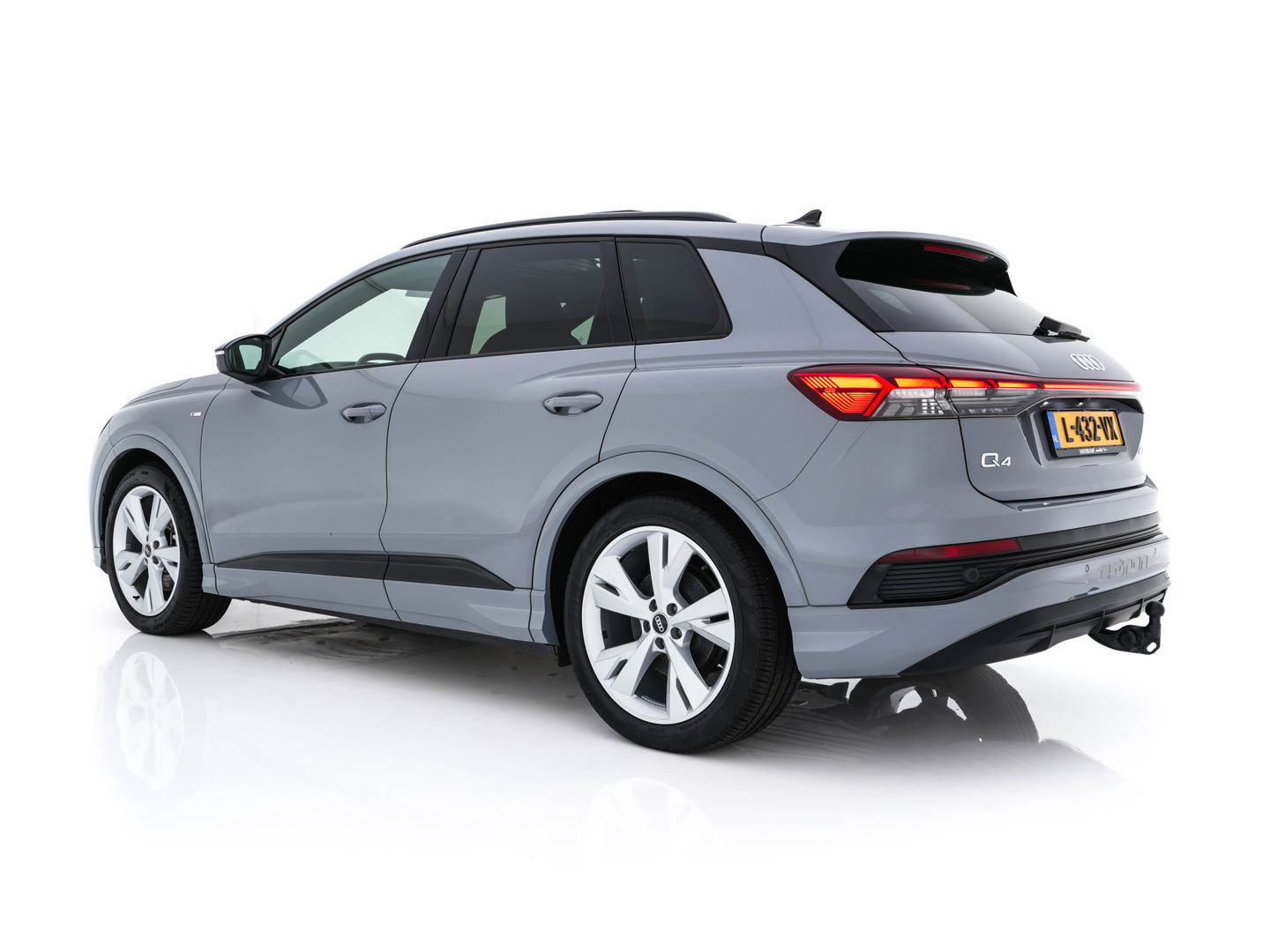 Audi Q4 e-tron 40 Launch edition S Competition 77 kWh [ 3-Fase ] {SOH-90%} (INCL.BTW) *HEAT-PUMP | PANO | HEAD-UP | LEATHER-FABRIC | MATRIX-LED | SONOS-SOUND | ADAPTIVE-CRUISE | HEATED-SPORTSEATS | AMBIENT-LIGHT | DIGI-COCKPIT | CAMERA | KEYLESS | DAB+ | NAVI-FULLMA