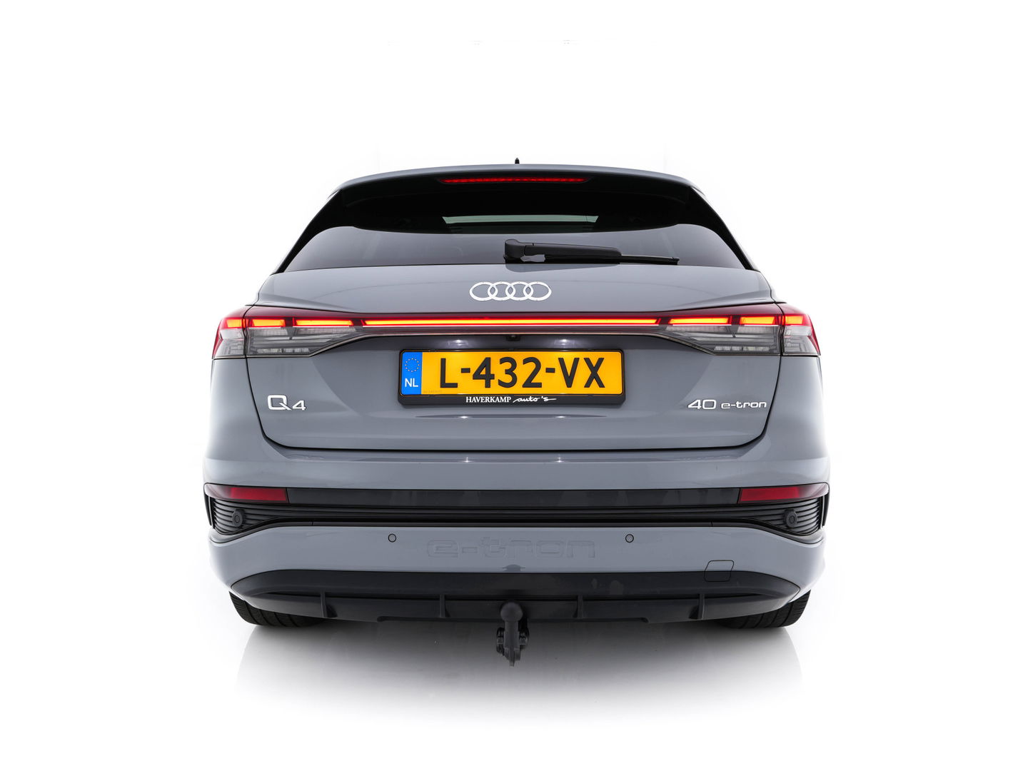 Audi Q4 e-tron 40 Launch edition S Competition 77 kWh [ 3-Fase ] {SOH-90%} (INCL.BTW) *HEAT-PUMP | PANO | HEAD-UP | LEATHER-FABRIC | MATRIX-LED | SONOS-SOUND | ADAPTIVE-CRUISE | HEATED-SPORTSEATS | AMBIENT-LIGHT | DIGI-COCKPIT | CAMERA | KEYLESS | DAB+ | NAVI-FULLMA