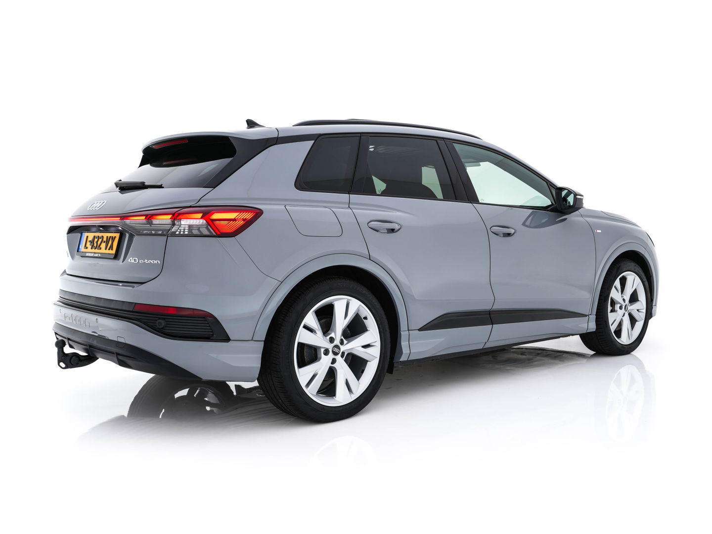 Audi Q4 e-tron 40 Launch edition S Competition 77 kWh [ 3-Fase ] {SOH-90%} (INCL.BTW) *HEAT-PUMP | PANO | HEAD-UP | LEATHER-FABRIC | MATRIX-LED | SONOS-SOUND | ADAPTIVE-CRUISE | HEATED-SPORTSEATS | AMBIENT-LIGHT | DIGI-COCKPIT | CAMERA | KEYLESS | DAB+ | NAVI-FULLMA