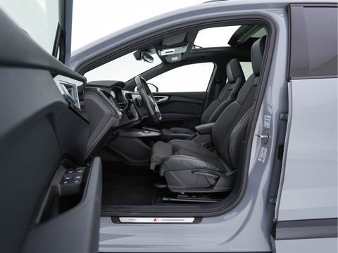 Audi Q4 e-tron 40 Launch edition S Competition 77 kWh [ 3-Fase ] {SOH-90%} (INCL.BTW) *HEAT-PUMP | PANO | HEAD-UP | LEATHER-FABRIC | MATRIX-LED | SONOS-SOUND | ADAPTIVE-CRUISE | HEATED-SPORTSEATS | AMBIENT-LIGHT | DIGI-COCKPIT | CAMERA | KEYLESS | DAB+ | NAVI-FULLMA