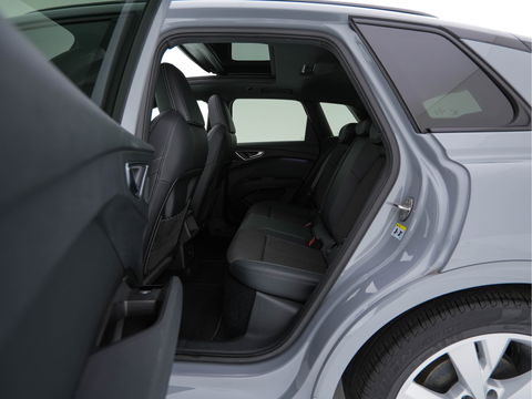 Audi Q4 e-tron 40 Launch edition S Competition 77 kWh [ 3-Fase ] {SOH-90%} (INCL.BTW) *HEAT-PUMP | PANO | HEAD-UP | LEATHER-FABRIC | MATRIX-LED | SONOS-SOUND | ADAPTIVE-CRUISE | HEATED-SPORTSEATS | AMBIENT-LIGHT | DIGI-COCKPIT | CAMERA | KEYLESS | DAB+ | NAVI-FULLMA