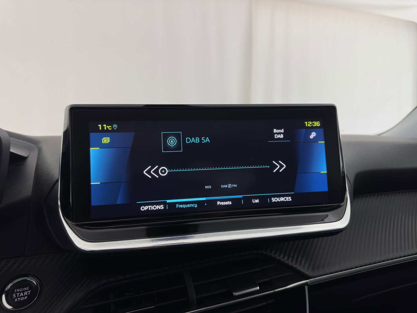 Peugeot e-2008 EV Allure 50 kWh [ 3-Fase ] {SOH-84%} (INCL.BTW) *PANO | LEATHER-FABRIC | FULL-LED | SPORT-SEATS | DIGI-COCKPIT | CAMERA | KEYLESS | PRIVACY-GLASS | NAVI-FULLMAP | ECC | PDC | CRUISE | 17''ALU*