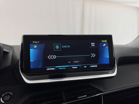 Peugeot e-2008 EV Allure 50 kWh [ 3-Fase ] {SOH-84%} (INCL.BTW) *PANO | LEATHER-FABRIC | FULL-LED | SPORT-SEATS | DIGI-COCKPIT | CAMERA | KEYLESS | PRIVACY-GLASS | NAVI-FULLMAP | ECC | PDC | CRUISE | 17''ALU*