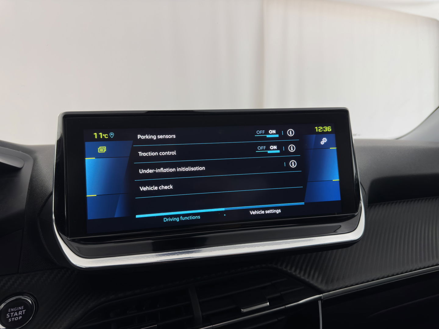 Peugeot e-2008 EV Allure 50 kWh [ 3-Fase ] {SOH-84%} (INCL-BTW) *PANO | LEATHER-FABRIC | FULL-LED | SPORT-SEATS | DIGI-COCKPIT | CAMERA | KEYLESS | PRIVACY-GLASS | DAB+ | NAVI-FULLMAP | ECC | CARPLAY | LANE-ASSIST | PDC | CRUISE | 17''ALU*