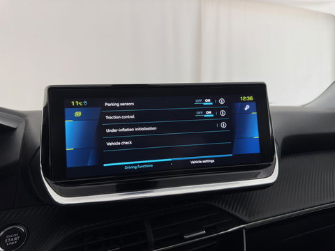 Peugeot e-2008 EV Allure 50 kWh [ 3-Fase ] {SOH-84%} (INCL.BTW) *PANO | LEATHER-FABRIC | FULL-LED | SPORT-SEATS | DIGI-COCKPIT | CAMERA | KEYLESS | PRIVACY-GLASS | NAVI-FULLMAP | ECC | PDC | CRUISE | 17''ALU*