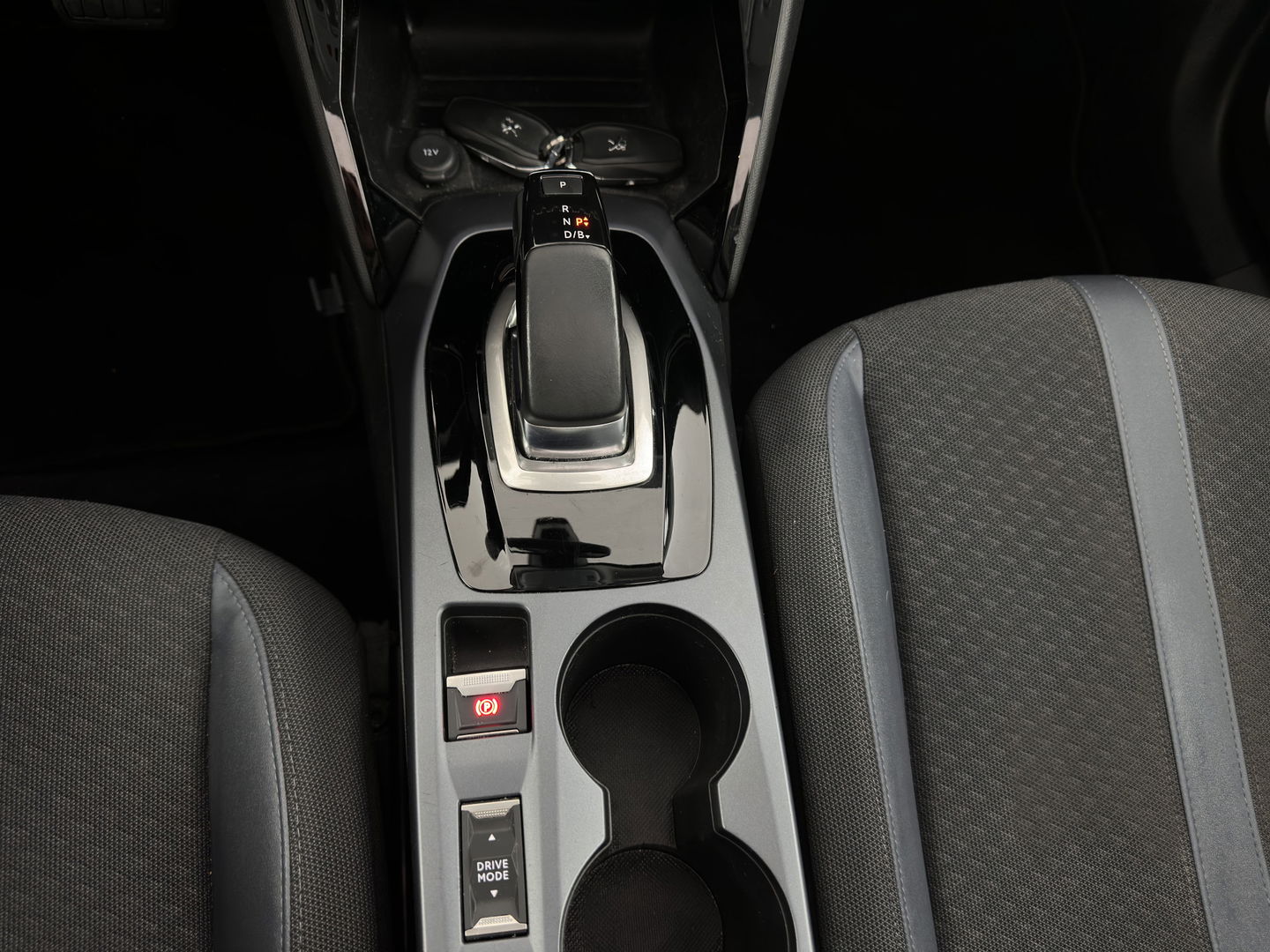 Peugeot e-2008 EV Allure 50 kWh [ 3-Fase ] {SOH-84%} (INCL.BTW) *PANO | LEATHER-FABRIC | FULL-LED | SPORT-SEATS | DIGI-COCKPIT | CAMERA | KEYLESS | PRIVACY-GLASS | NAVI-FULLMAP | ECC | PDC | CRUISE | 17''ALU*