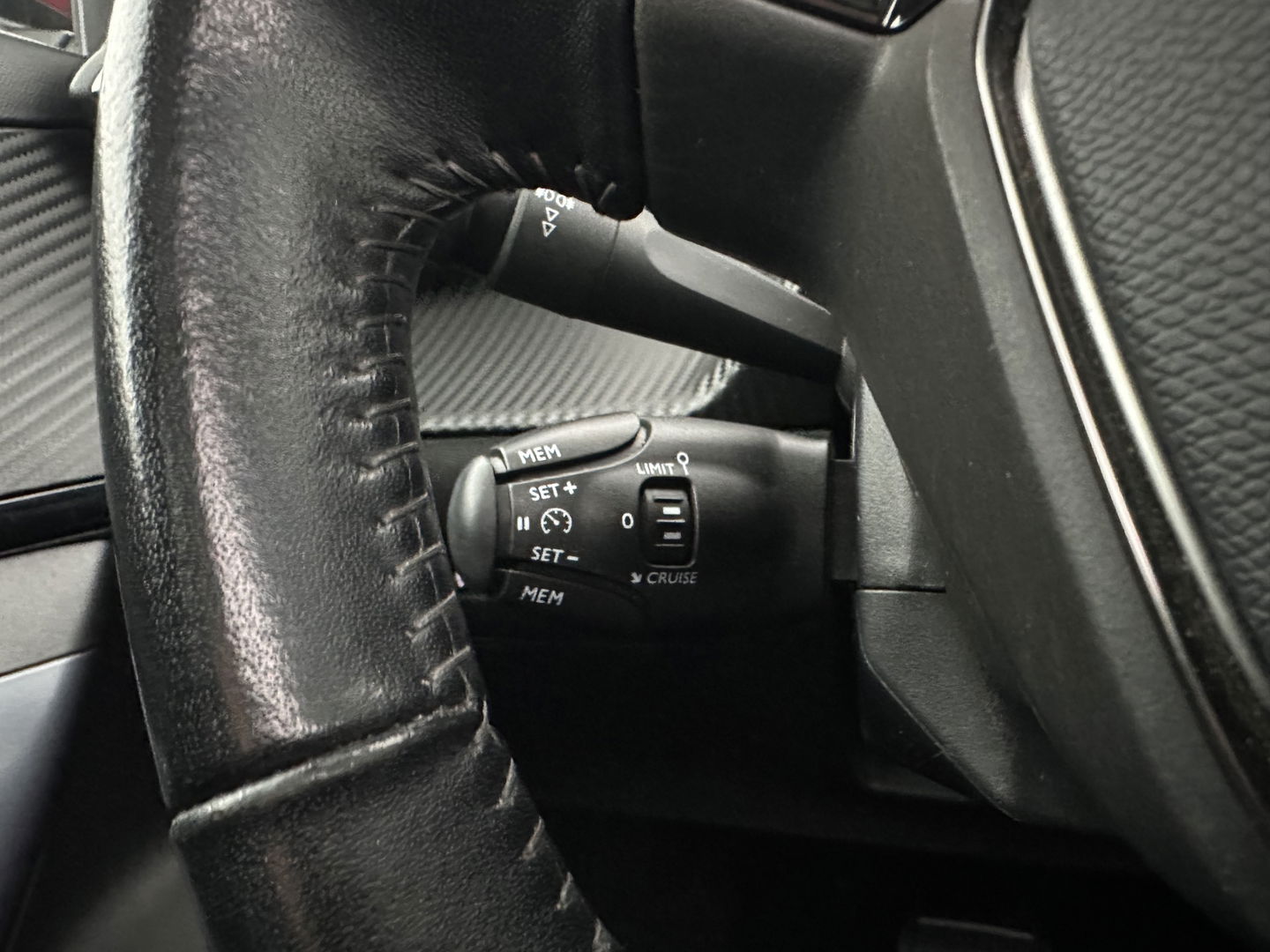 Peugeot e-2008 EV Allure 50 kWh [ 3-Fase ] {SOH-84%} (INCL.BTW) *PANO | LEATHER-FABRIC | FULL-LED | SPORT-SEATS | DIGI-COCKPIT | CAMERA | KEYLESS | PRIVACY-GLASS | NAVI-FULLMAP | ECC | PDC | CRUISE | 17''ALU*