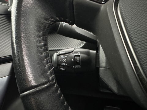 Peugeot e-2008 EV Allure 50 kWh [ 3-Fase ] {SOH-84%} (INCL.BTW) *PANO | LEATHER-FABRIC | FULL-LED | SPORT-SEATS | DIGI-COCKPIT | CAMERA | KEYLESS | PRIVACY-GLASS | NAVI-FULLMAP | ECC | PDC | CRUISE | 17''ALU*