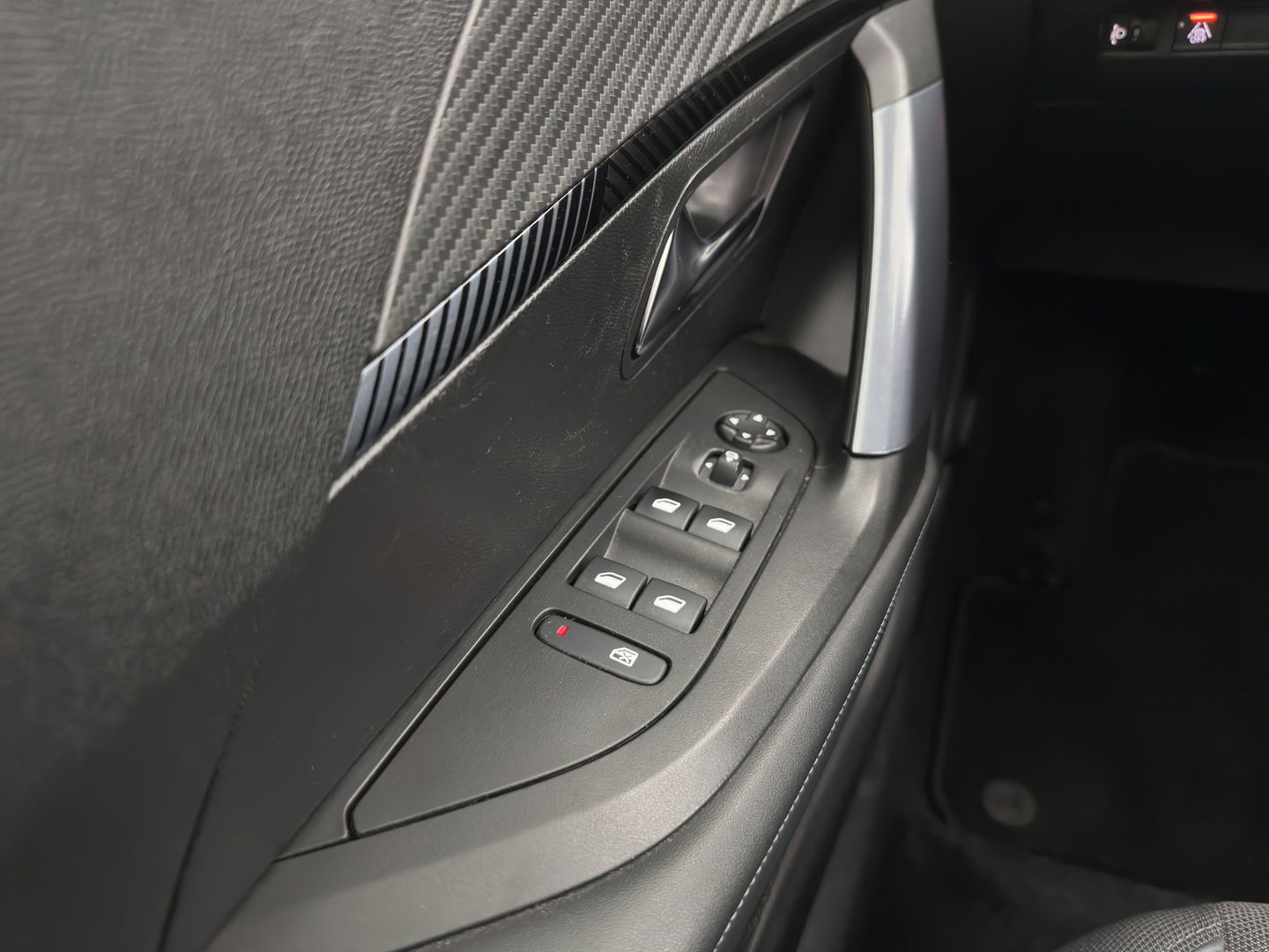 Peugeot e-2008 EV Allure 50 kWh [ 3-Fase ] {SOH-84%} (INCL.BTW) *PANO | LEATHER-FABRIC | FULL-LED | SPORT-SEATS | DIGI-COCKPIT | CAMERA | KEYLESS | PRIVACY-GLASS | NAVI-FULLMAP | ECC | PDC | CRUISE | 17''ALU*