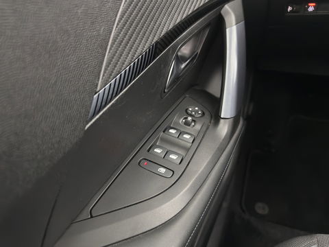 Peugeot e-2008 EV Allure 50 kWh [ 3-Fase ] {SOH-84%} (INCL.BTW) *PANO | LEATHER-FABRIC | FULL-LED | SPORT-SEATS | DIGI-COCKPIT | CAMERA | KEYLESS | PRIVACY-GLASS | NAVI-FULLMAP | ECC | PDC | CRUISE | 17''ALU*