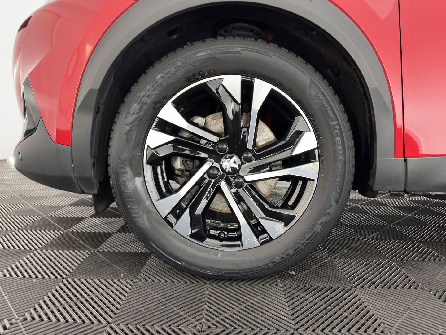 Peugeot e-2008 EV Allure 50 kWh [ 3-Fase ] {SOH-84%} (INCL.BTW) *PANO | LEATHER-FABRIC | FULL-LED | SPORT-SEATS | DIGI-COCKPIT | CAMERA | KEYLESS | PRIVACY-GLASS | NAVI-FULLMAP | ECC | PDC | CRUISE | 17''ALU*