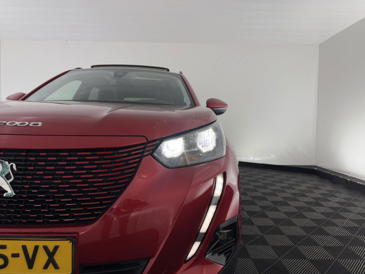 Peugeot e-2008 EV Allure 50 kWh [ 3-Fase ] {SOH-84%} (INCL.BTW) *PANO | LEATHER-FABRIC | FULL-LED | SPORT-SEATS | DIGI-COCKPIT | CAMERA | KEYLESS | PRIVACY-GLASS | NAVI-FULLMAP | ECC | PDC | CRUISE | 17''ALU*