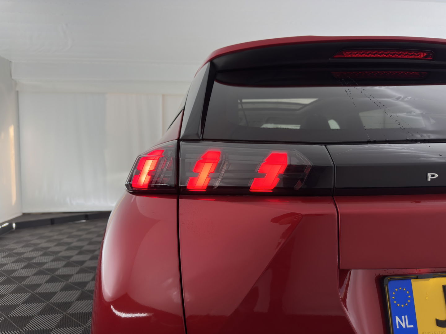 Peugeot e-2008 EV Allure 50 kWh [ 3-Fase ] {SOH-84%} (INCL.BTW) *PANO | LEATHER-FABRIC | FULL-LED | SPORT-SEATS | DIGI-COCKPIT | CAMERA | KEYLESS | PRIVACY-GLASS | NAVI-FULLMAP | ECC | PDC | CRUISE | 17''ALU*