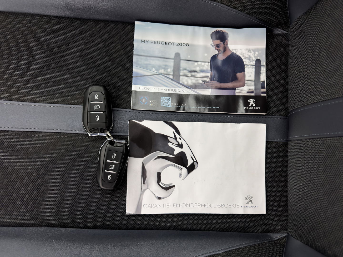 Peugeot e-2008 EV Allure 50 kWh [ 3-Fase ] {SOH-84%} (INCL.BTW) *PANO | LEATHER-FABRIC | FULL-LED | SPORT-SEATS | DIGI-COCKPIT | CAMERA | KEYLESS | PRIVACY-GLASS | NAVI-FULLMAP | ECC | PDC | CRUISE | 17''ALU*