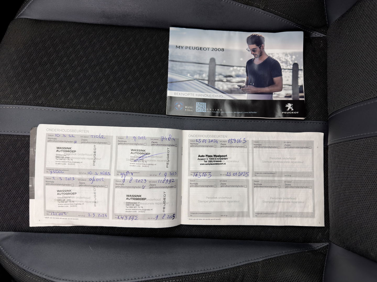 Peugeot e-2008 EV Allure 50 kWh [ 3-Fase ] {SOH-84%} (INCL.BTW) *PANO | LEATHER-FABRIC | FULL-LED | SPORT-SEATS | DIGI-COCKPIT | CAMERA | KEYLESS | PRIVACY-GLASS | NAVI-FULLMAP | ECC | PDC | CRUISE | 17''ALU*