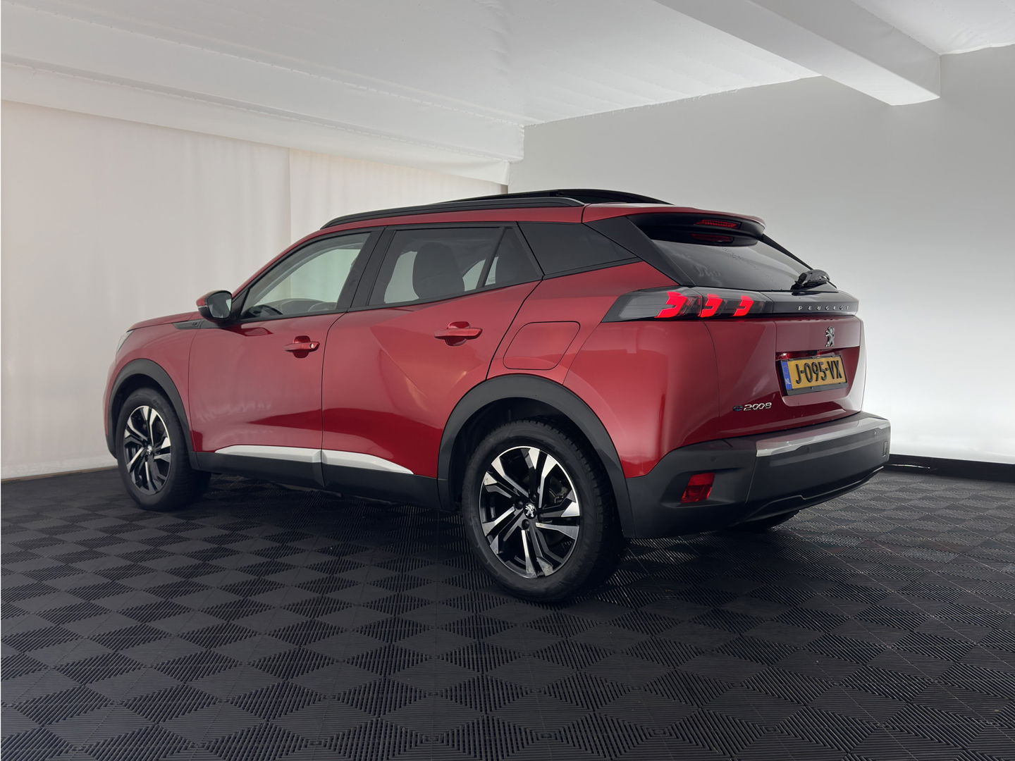 Peugeot e-2008 EV Allure 50 kWh [ 3-Fase ] {SOH-84%} (INCL.BTW) *PANO | LEATHER-FABRIC | FULL-LED | SPORT-SEATS | DIGI-COCKPIT | CAMERA | KEYLESS | PRIVACY-GLASS | NAVI-FULLMAP | ECC | PDC | CRUISE | 17''ALU*