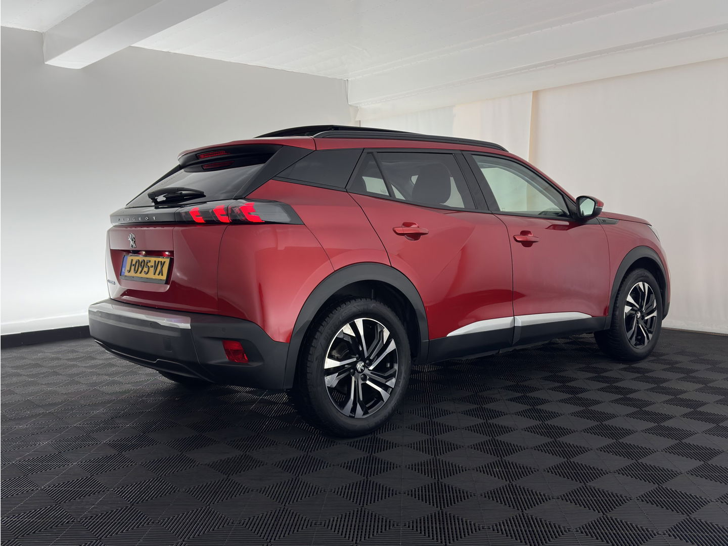 Peugeot e-2008 EV Allure 50 kWh [ 3-Fase ] {SOH-84%} (INCL-BTW) *PANO | LEATHER-FABRIC | FULL-LED | SPORT-SEATS | DIGI-COCKPIT | CAMERA | KEYLESS | PRIVACY-GLASS | DAB+ | NAVI-FULLMAP | ECC | CARPLAY | LANE-ASSIST | PDC | CRUISE | 17''ALU*