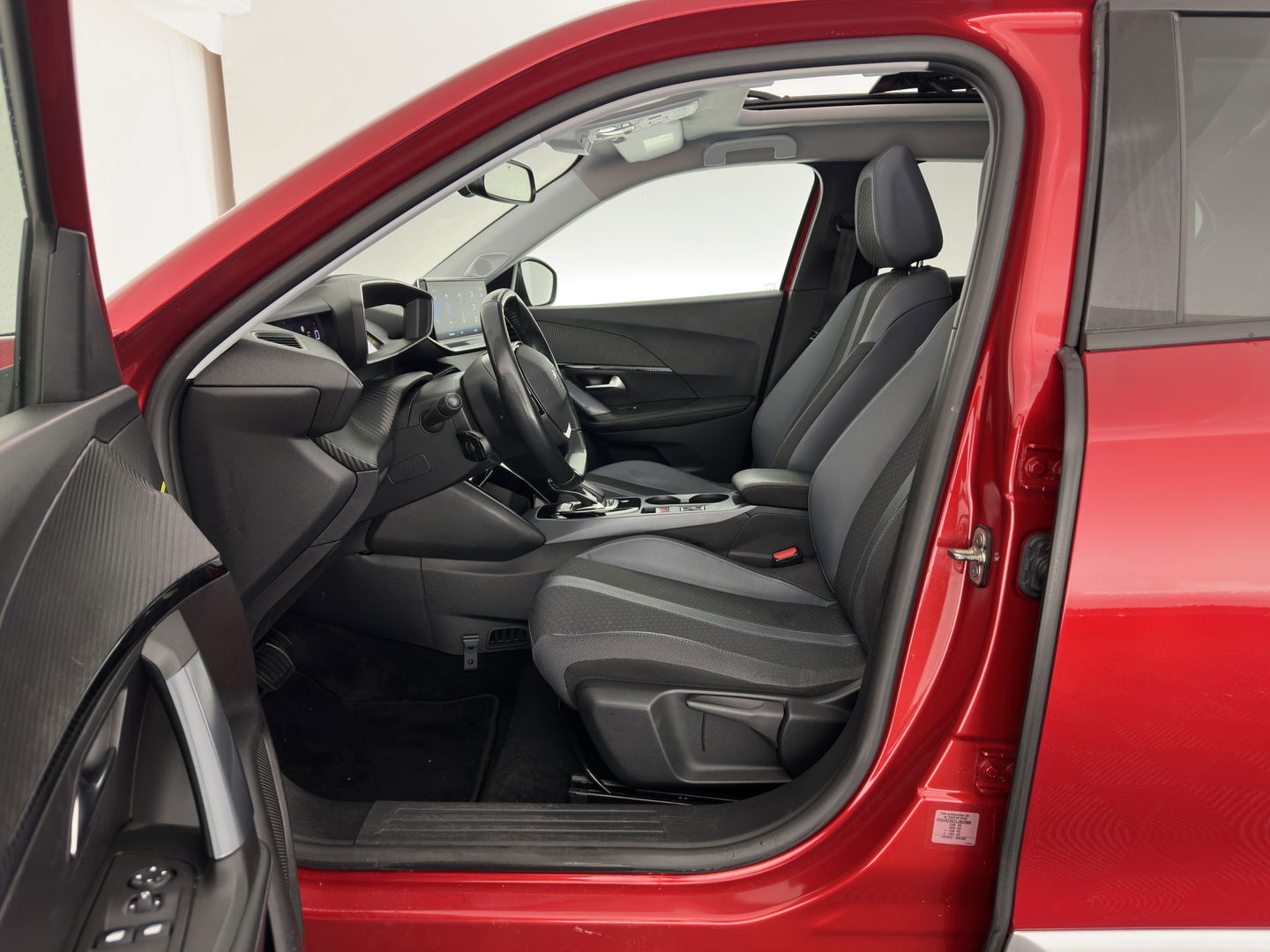 Peugeot e-2008 EV Allure 50 kWh [ 3-Fase ] {SOH-84%} (INCL-BTW) *PANO | LEATHER-FABRIC | FULL-LED | SPORT-SEATS | DIGI-COCKPIT | CAMERA | KEYLESS | PRIVACY-GLASS | DAB+ | NAVI-FULLMAP | ECC | CARPLAY | LANE-ASSIST | PDC | CRUISE | 17''ALU*