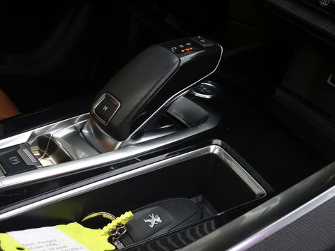 Peugeot 5008 1.6 e-THP 165PK automaat / BL. Premium / leder / LED *NAP*