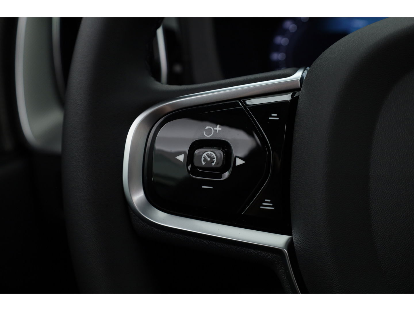 Volvo XC60 T8 Plug-in hybrid Ultra Black Edition | Facelift | Pano | HUD | Harman Kardon | Memory Seats | Pilot Assist | 360cam