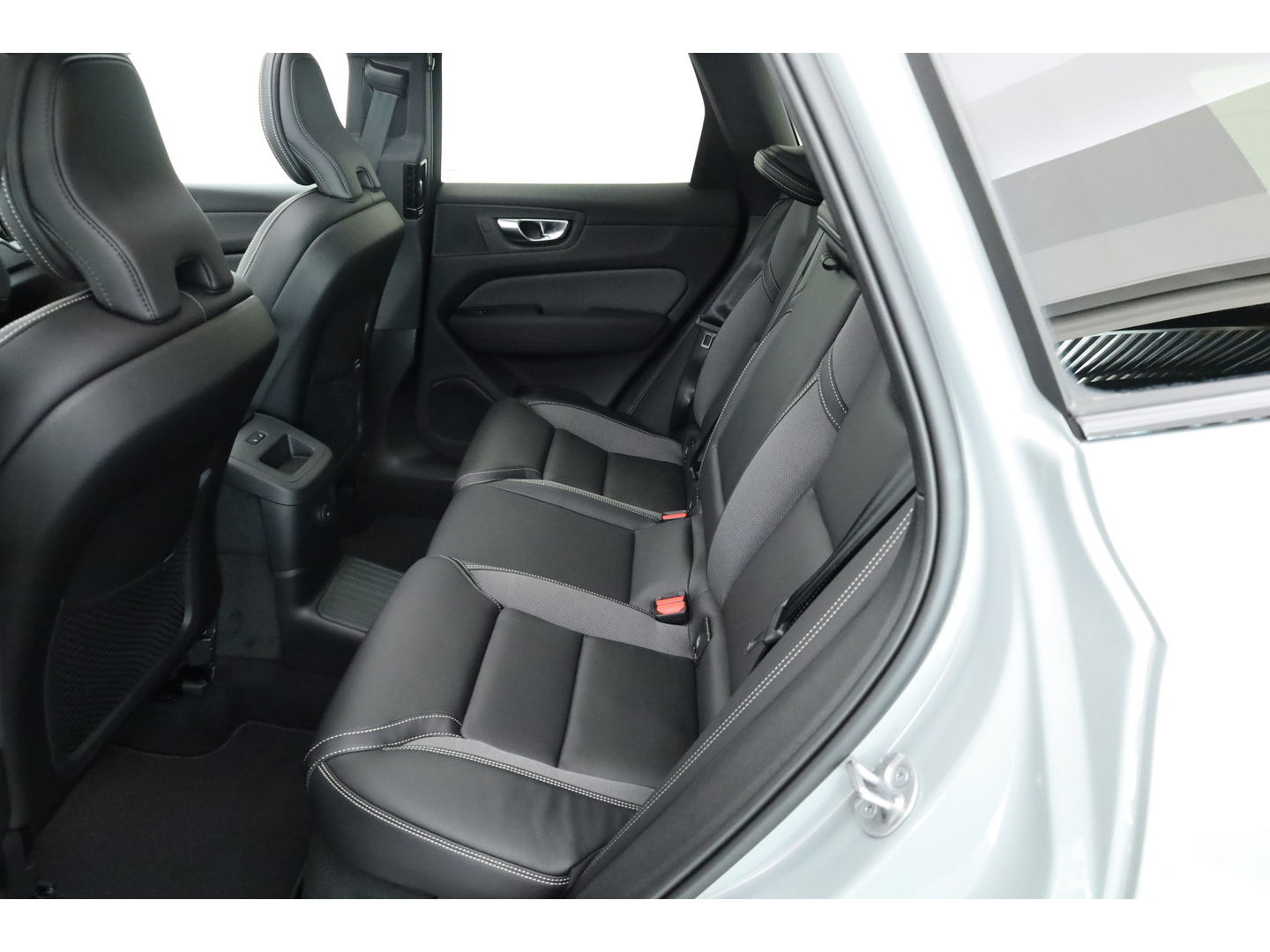 Volvo XC60 T8 Plug-in hybrid Ultra Black Edition | Facelift | Pano | HUD | Harman Kardon | Memory Seats | Pilot Assist | 360cam