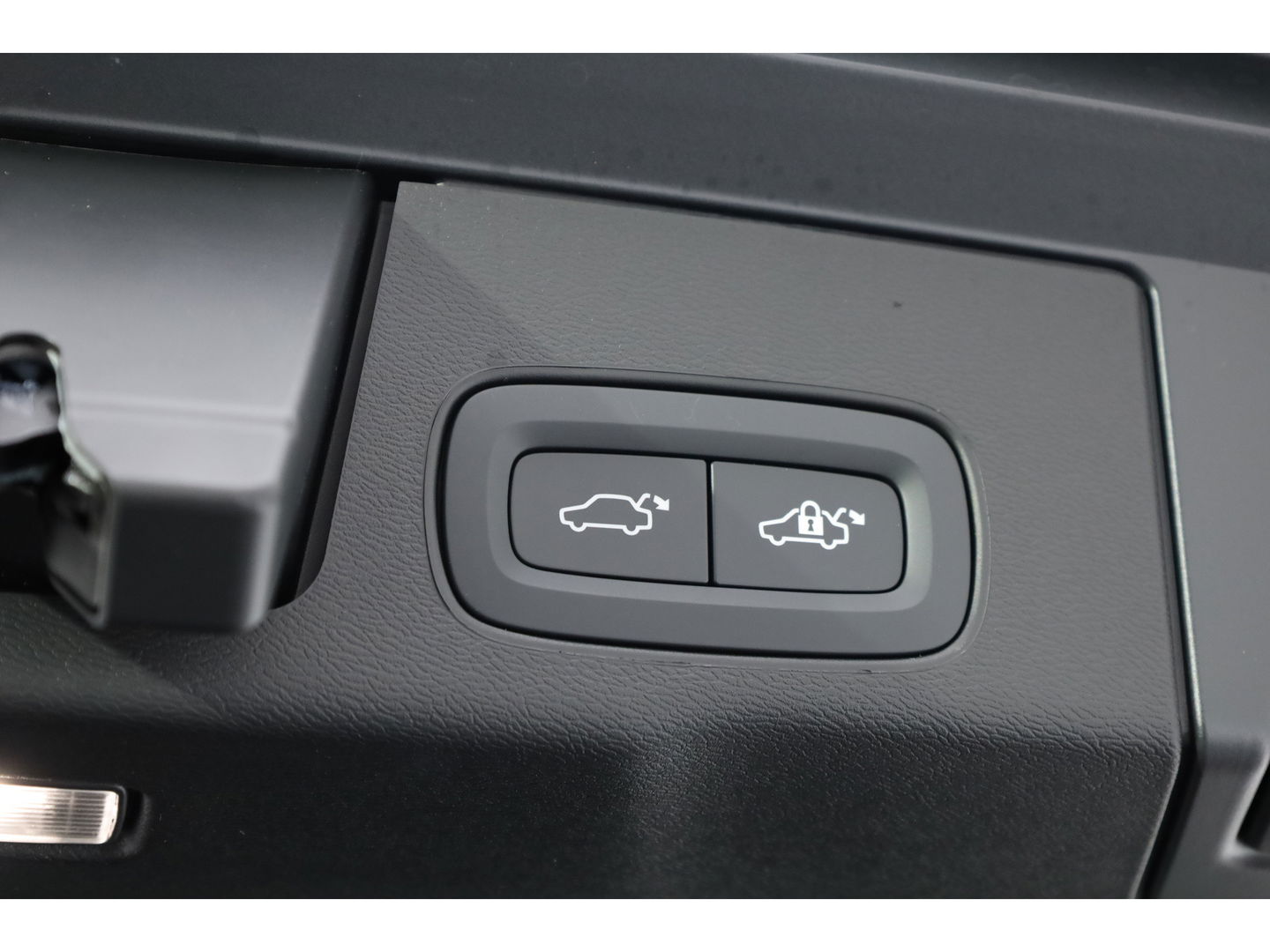 Volvo XC60 T8 Plug-in hybrid Ultra Black Edition | Facelift | Pano | HUD | Harman Kardon | Memory Seats | Pilot Assist | 360cam