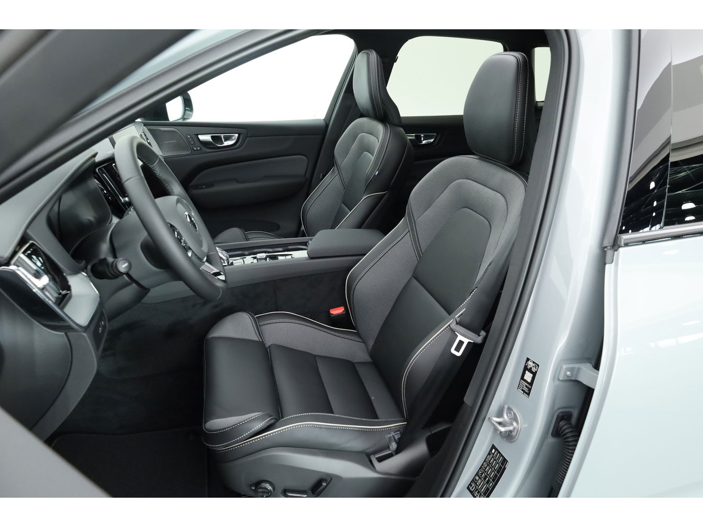 Volvo XC60 T8 Plug-in hybrid Ultra Black Edition | Facelift | Pano | HUD | Harman Kardon | Memory Seats | Pilot Assist | 360cam