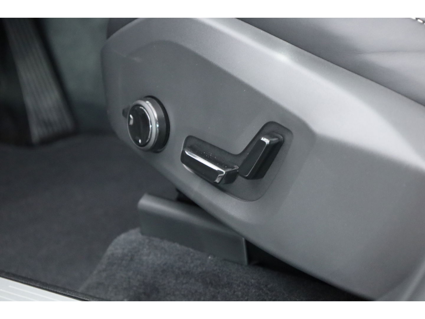 Volvo XC60 T8 Plug-in hybrid Ultra Black Edition | Facelift | Pano | HUD | Harman Kardon | Memory Seats | Pilot Assist | 360cam