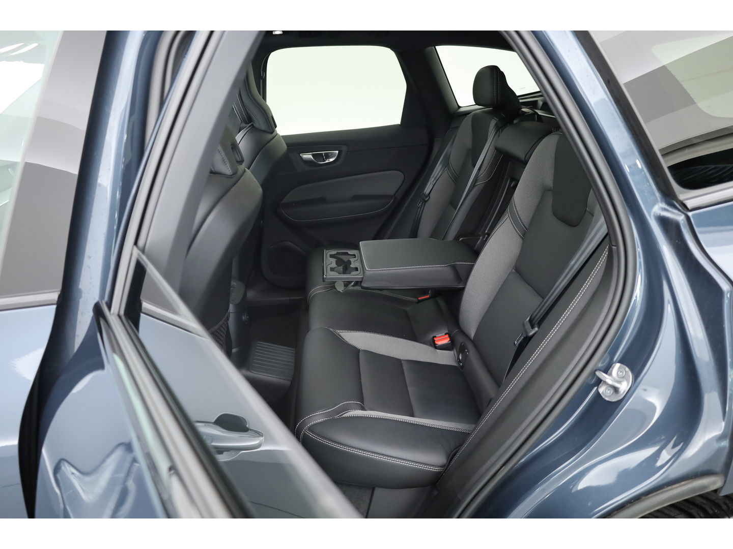 Volvo XC60 2.0 T8 Plug-in hybrid AWD Plus Dark | 455PK |Pano | Standkachel | ACC | Blis | H&K  audio | Sportstoelen met mem. |