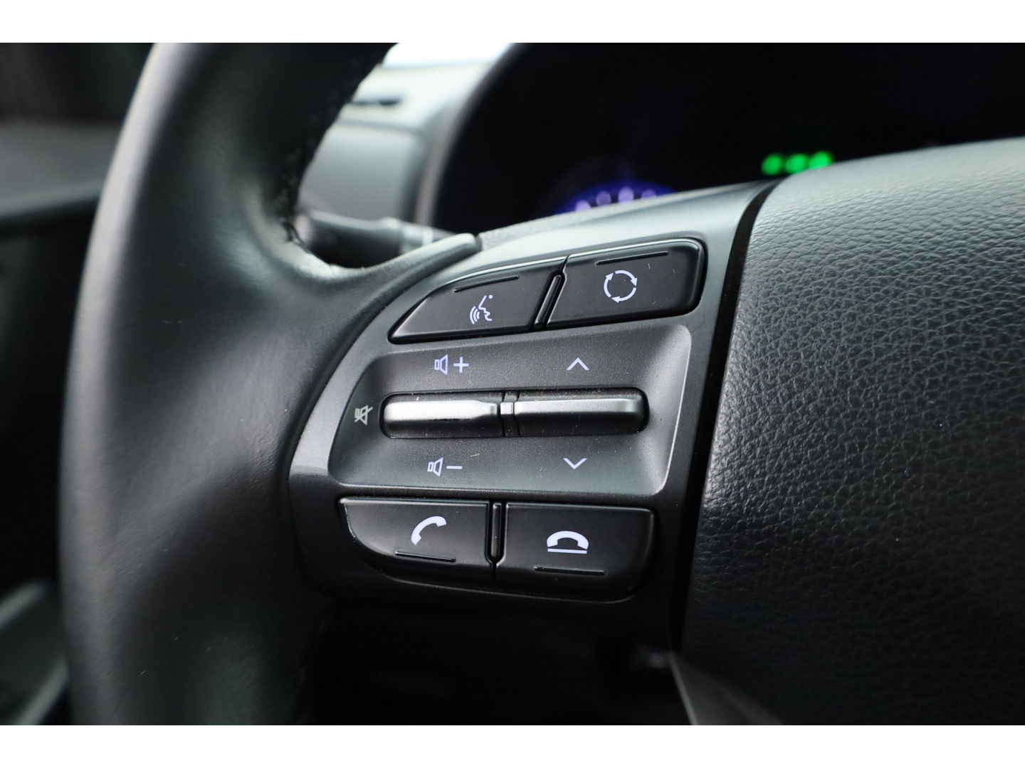 Hyundai KONA 1.0 T-GDI Comfort | Cruise Contr. | Camera | Trekhaak | CarPlay | All seasons | Clima