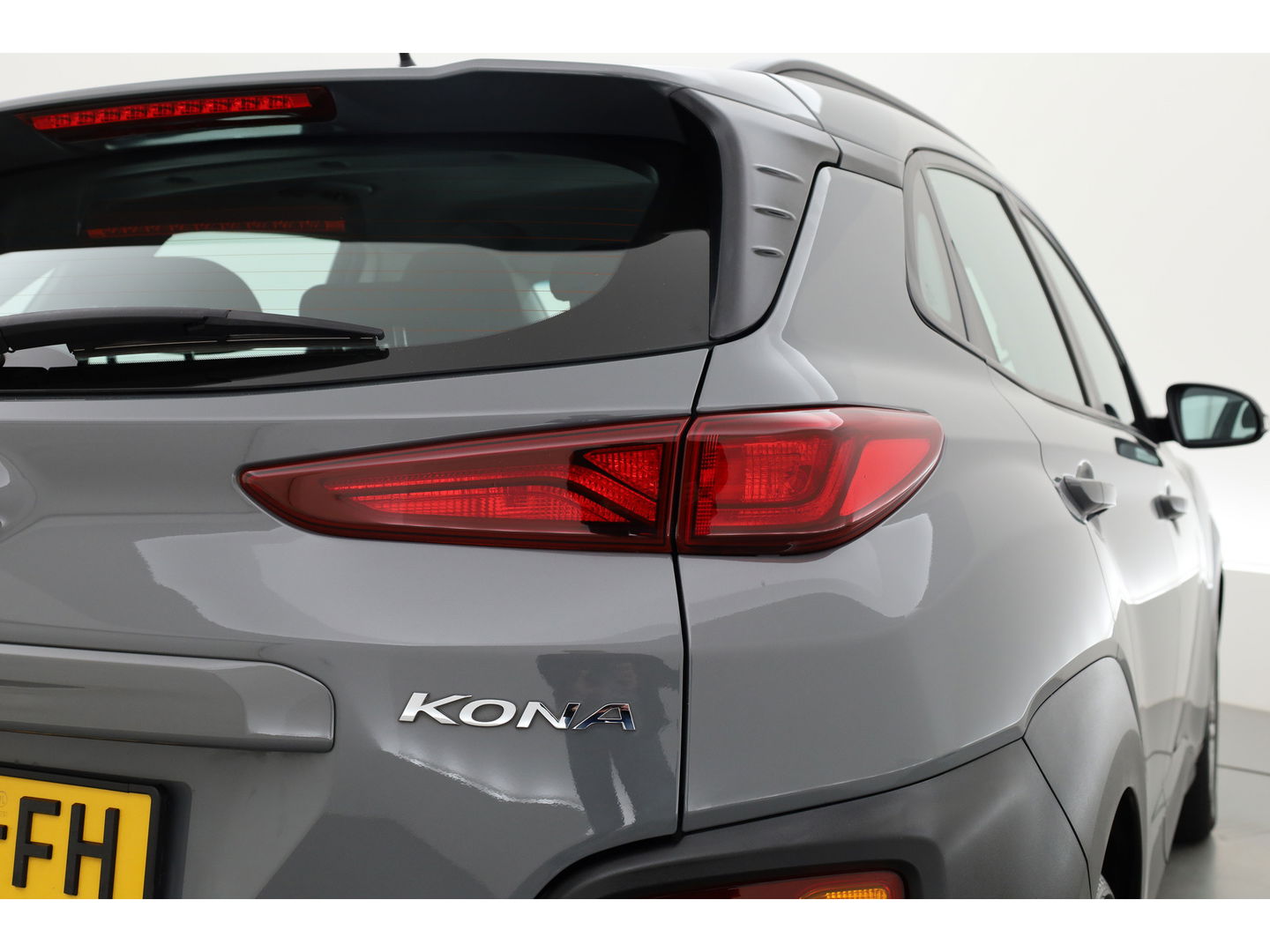 Hyundai KONA 1.0 T-GDI Comfort | Cruise Contr. | Camera | Trekhaak | CarPlay | All seasons | Clima