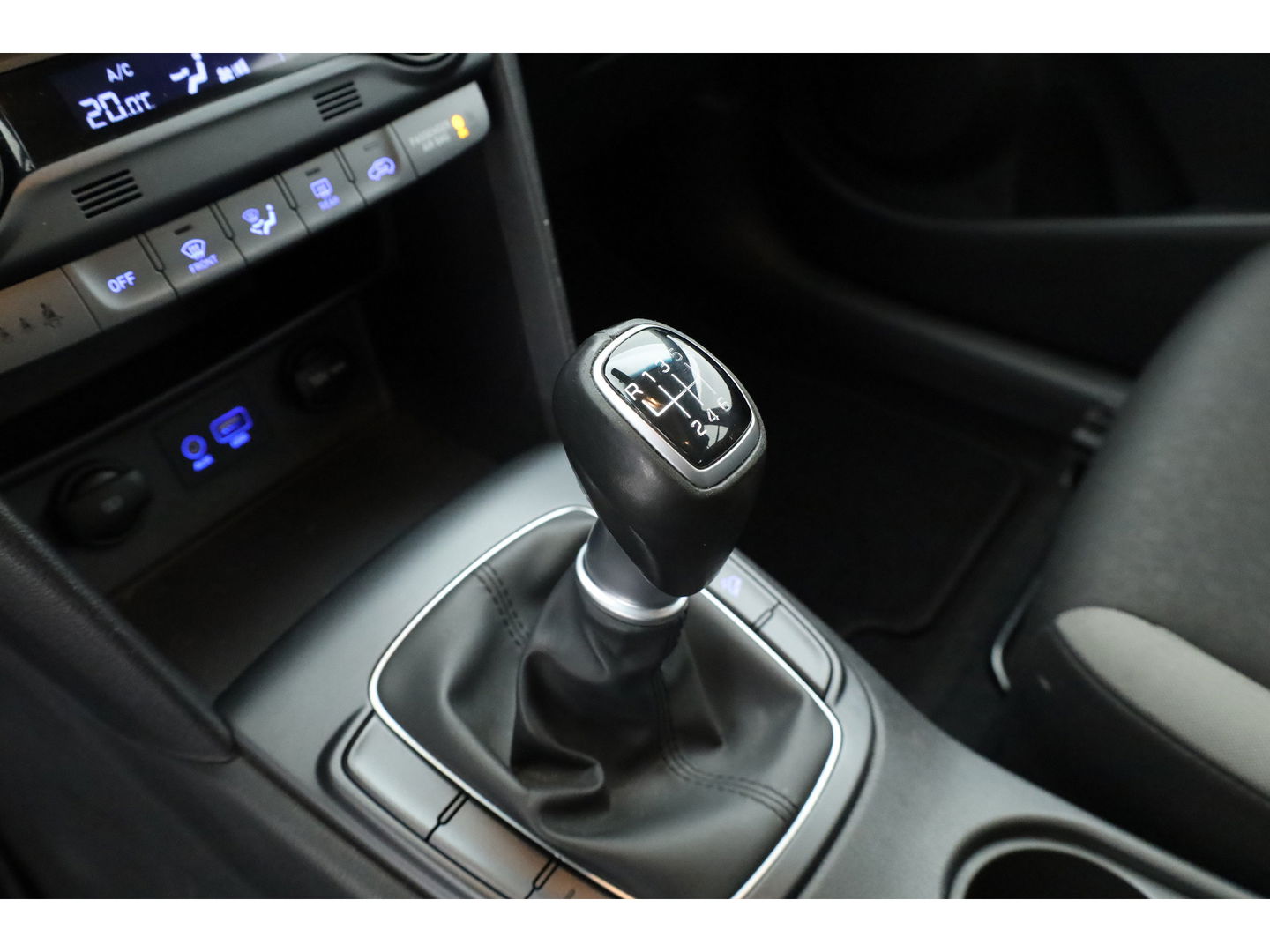 Hyundai KONA 1.0 T-GDI Comfort | Cruise Contr. | Camera | Trekhaak | CarPlay | All seasons | Clima