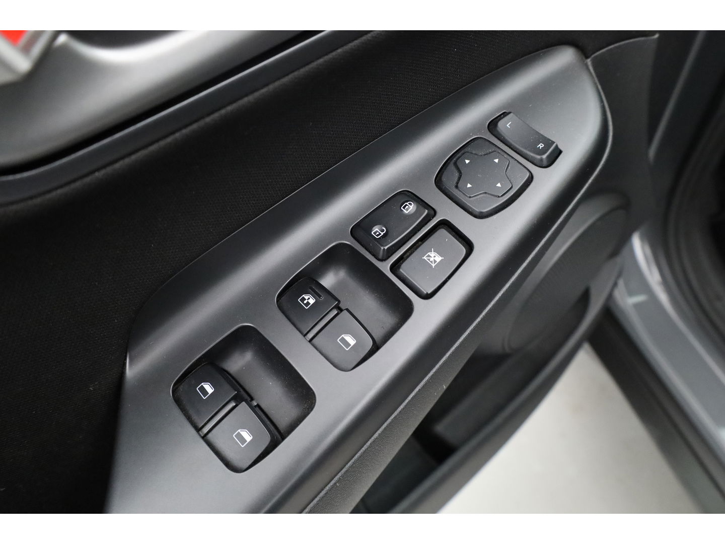 Hyundai KONA 1.0 T-GDI Comfort | Cruise Contr. | Camera | Trekhaak | CarPlay | All seasons | Clima