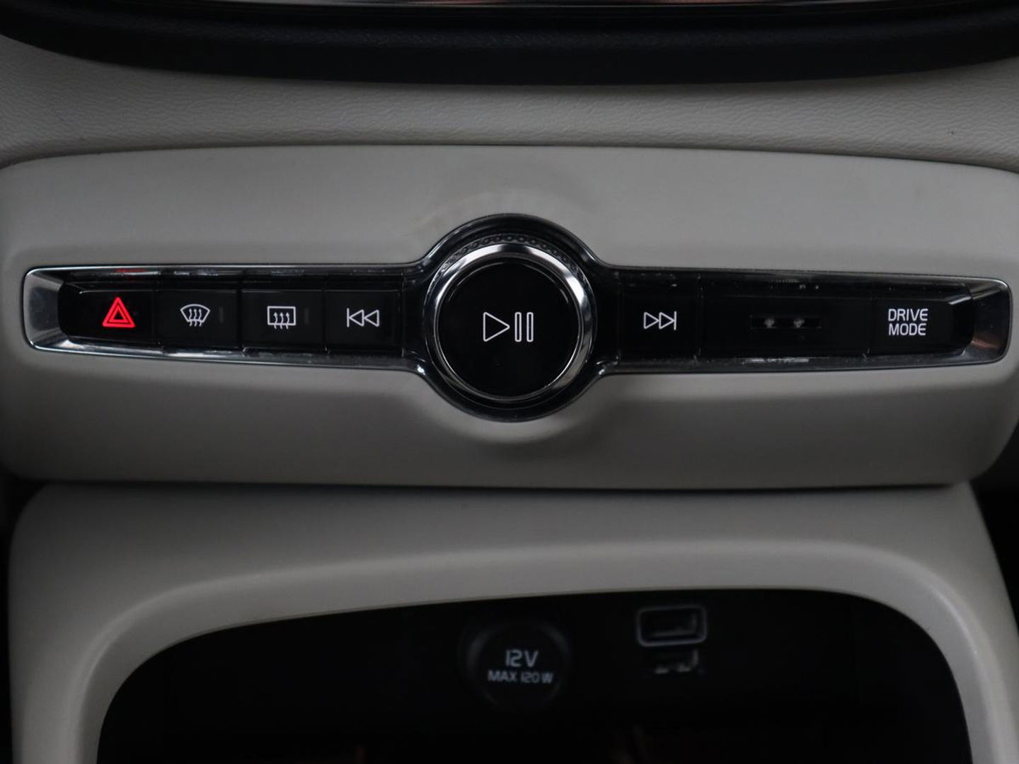 Volvo XC40 2.0 T4 Inscription | Panoramadak | Leder | Adaptive cruise | Trekhaak | Stoelverwarming | 360 Camera | Keyless | Navigatie | Full LED