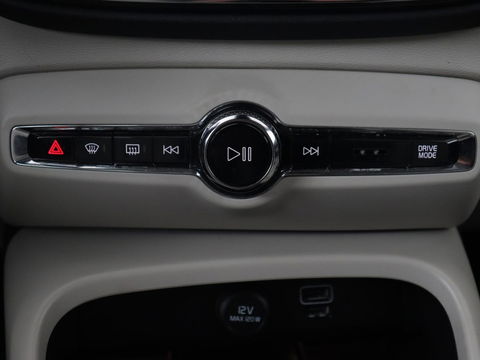 Volvo XC40 2.0 T4 Inscription | Panoramadak | Leder | Adaptive cruise | Trekhaak | Stoelverwarming | 360 Camera | Keyless | Navigatie | Full LED