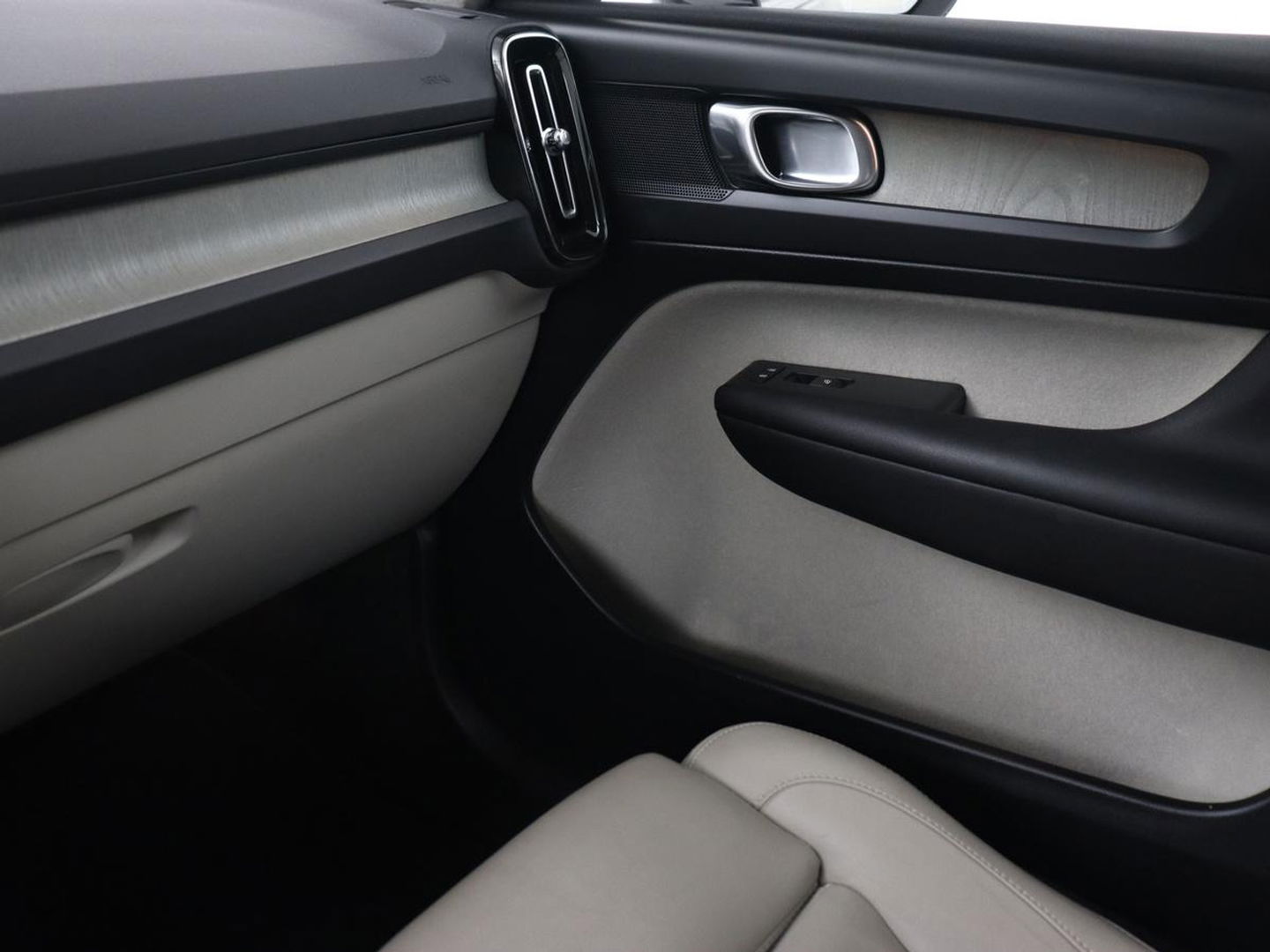 Volvo XC40 2.0 T4 Inscription | Panoramadak | Leder | Adaptive cruise | Trekhaak | Stoelverwarming | 360 Camera | Keyless | Navigatie | Full LED