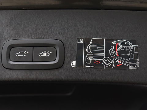 Volvo XC40 2.0 T4 Inscription | Panoramadak | Leder | Adaptive cruise | Trekhaak | Stoelverwarming | 360 Camera | Keyless | Navigatie | Full LED