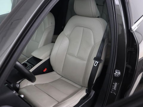 Volvo XC40 2.0 T4 Inscription | Panoramadak | Leder | Adaptive cruise | Trekhaak | Stoelverwarming | 360 Camera | Keyless | Navigatie | Full LED