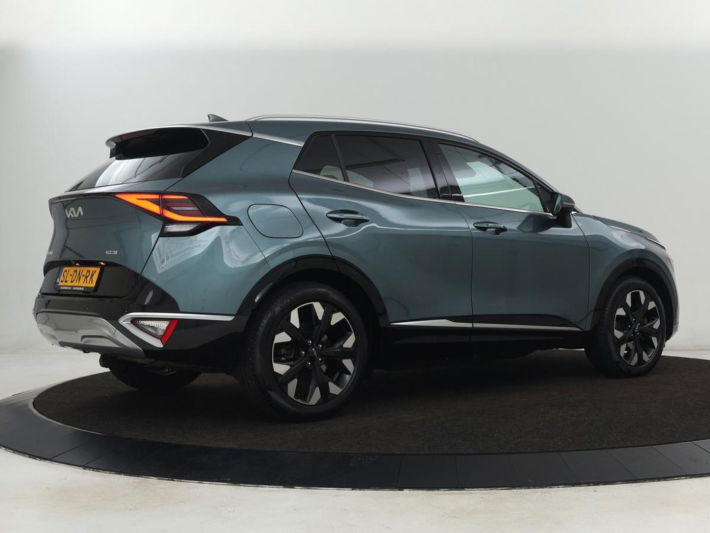 Kia Sportage 1.6 T-GDI Plug-in Hybrid AWD DynamicPlusLine | Stoel & stuurverwarming | Half leder | Camera | Carplay | Adaptive cruise | 19'' | Navigatie | Achterbankverwarming | PHEV